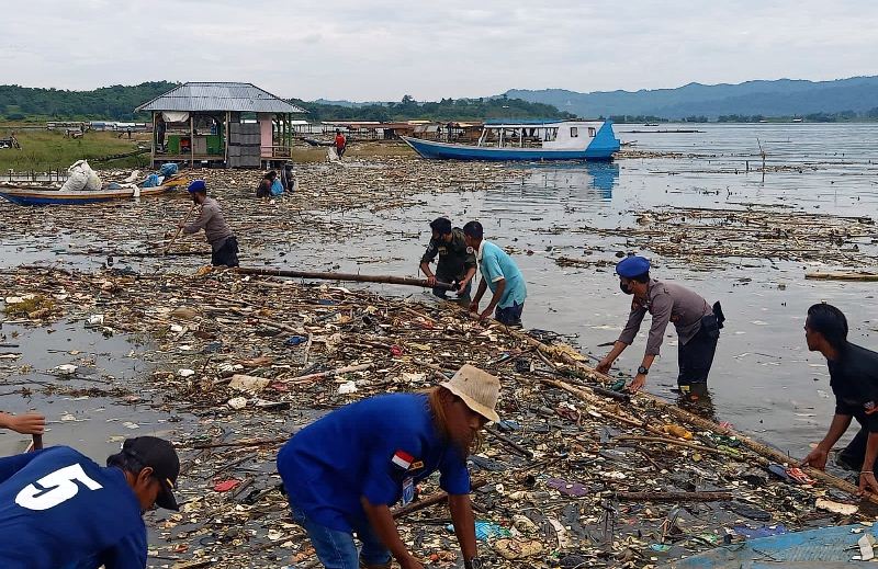 Sampah Di Bendungan Jatigede Dibersihkan Kabupaten Sumedang