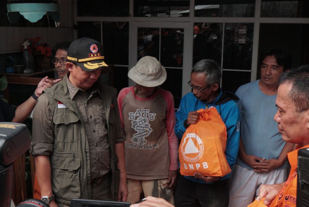 KEPALA BNPB TINJAU LOKASI TERDAMPAK GEMPA SUMEDANG - Kabupaten Sumedang